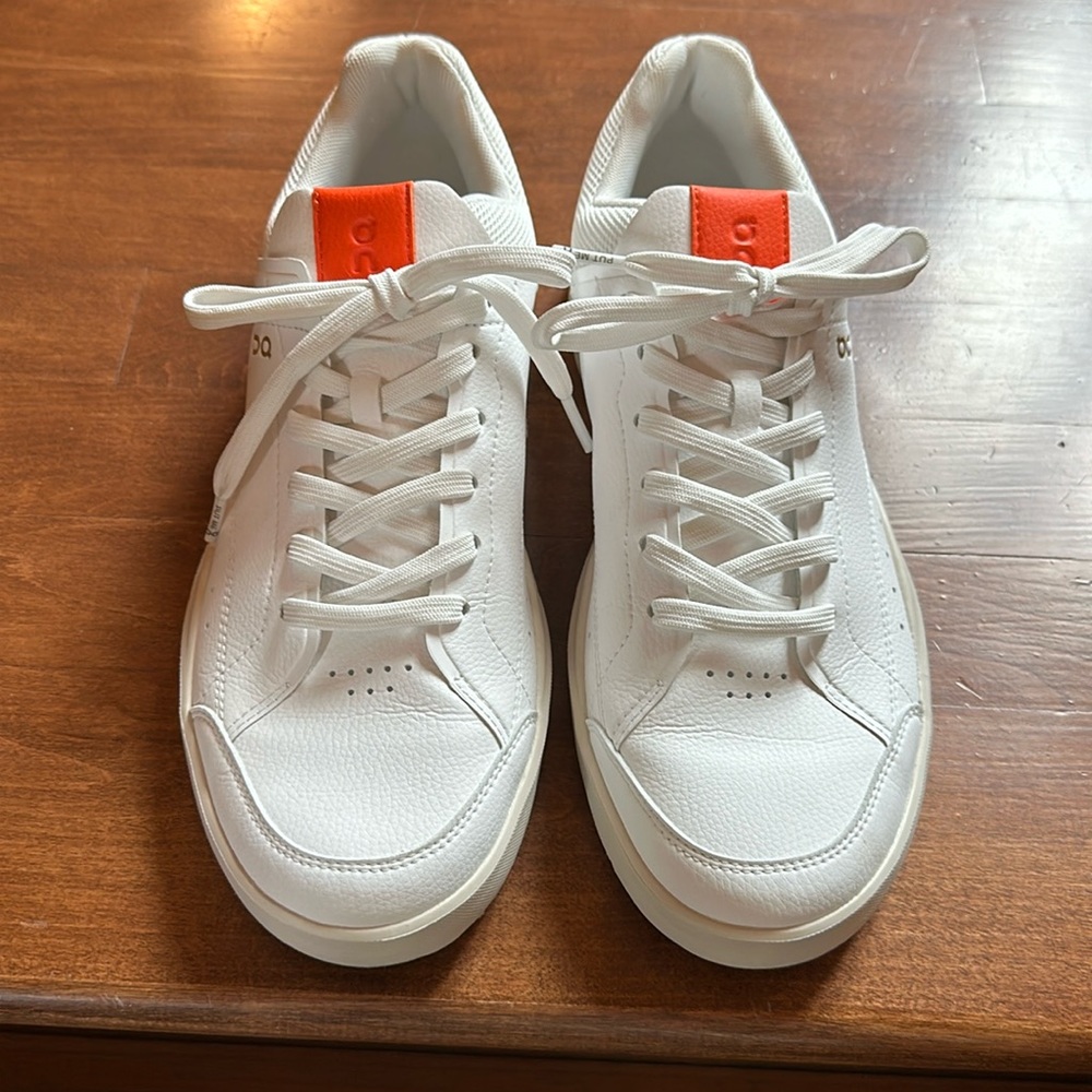 On Cloud The Roger sneaker. Women's Size 10.5. Worn once excellent condition